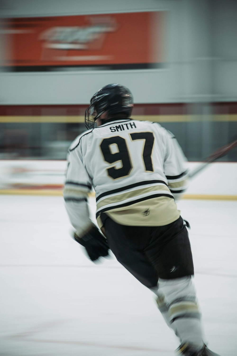 Un giocatore di hockey si muove sul ghiaccio