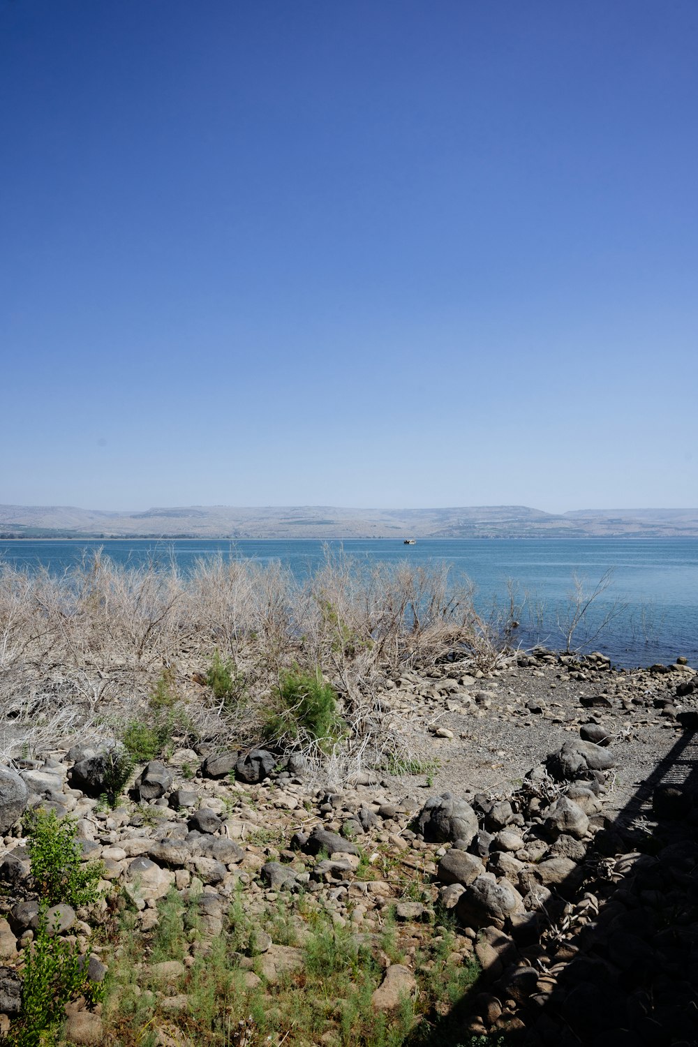 Vue d’un plan d’eau depuis une rive rocheuse