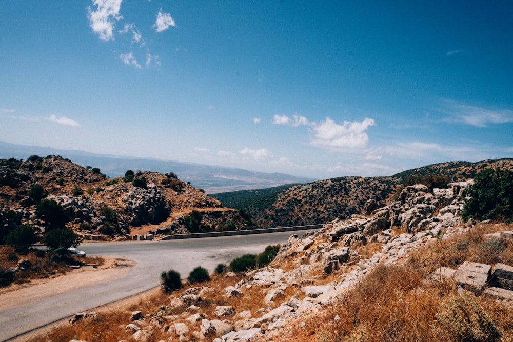 una vista panorámica de una carretera de montaña y un cuerpo de agua