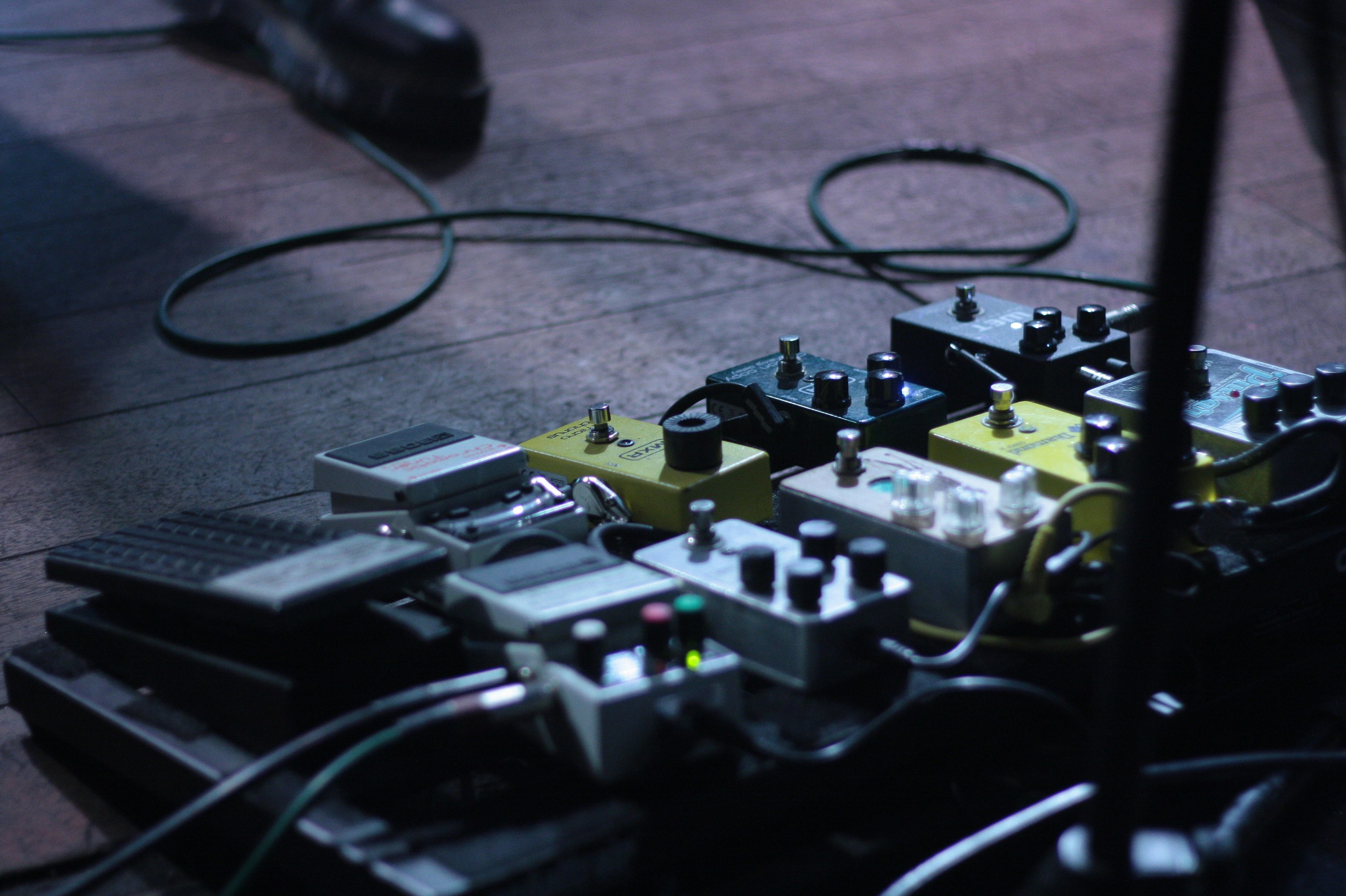 a bunch of electronic equipment sitting on top of a wooden floor