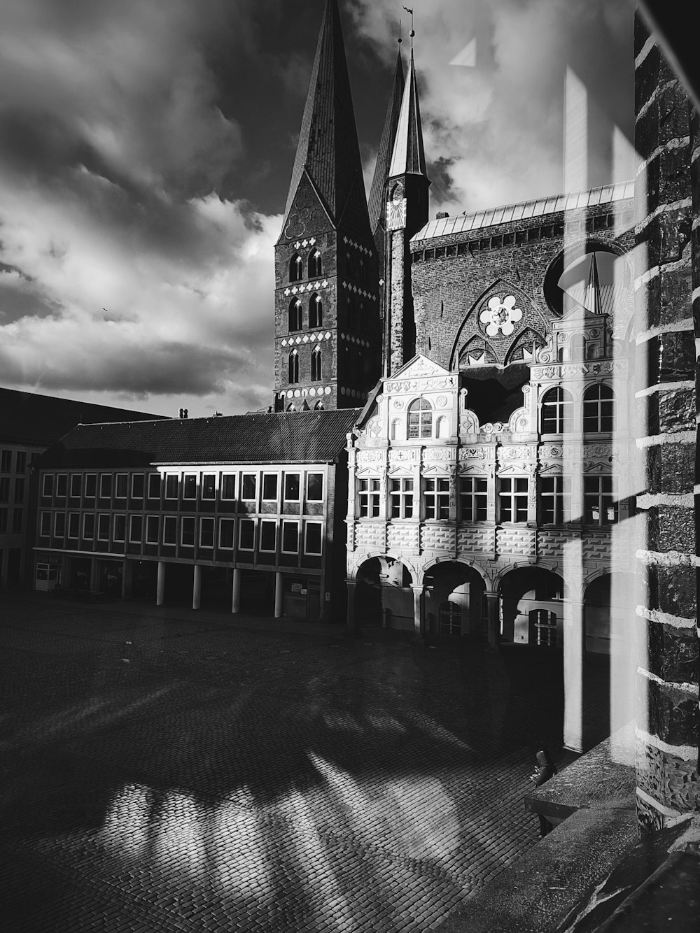 une photo en noir et blanc d’un bâtiment avec une tour d’horloge