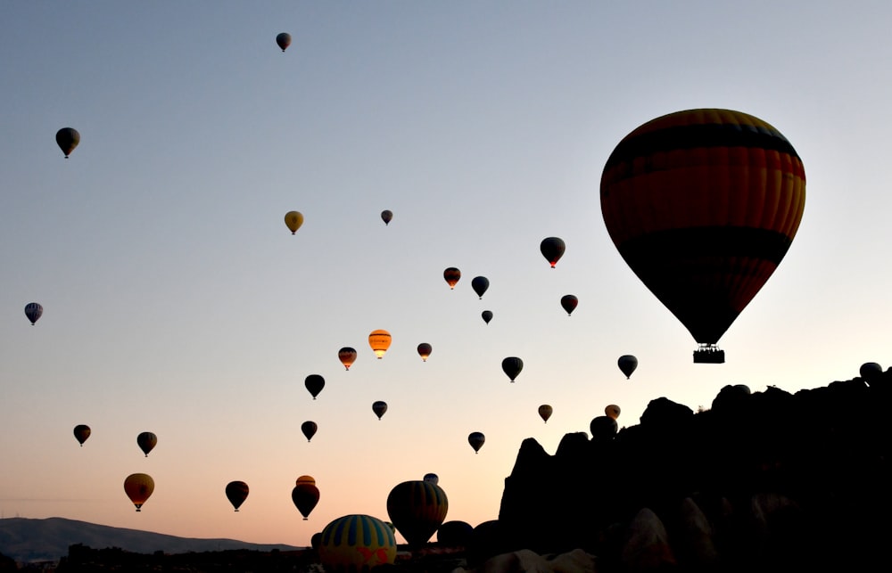 Un grupo de globos aerostáticos volando en el cielo