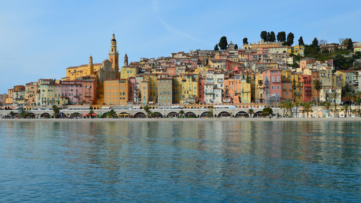 Une ville de la Côte d’Azur étagée au bord de la Méditerranée, sous un ciel dégagé