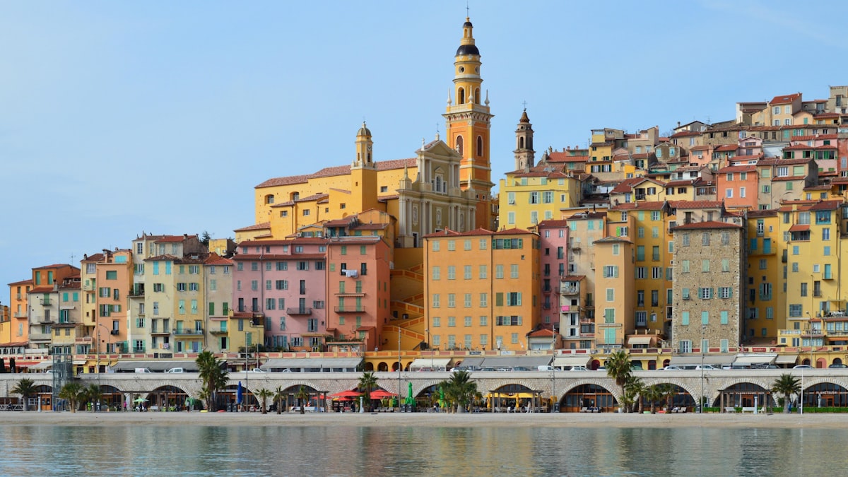 Vieille ville de Menton avec façades pastel sur la mer