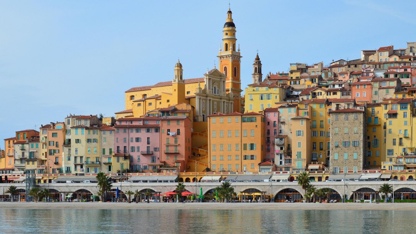Façades multicolores de Menton vues de la mer