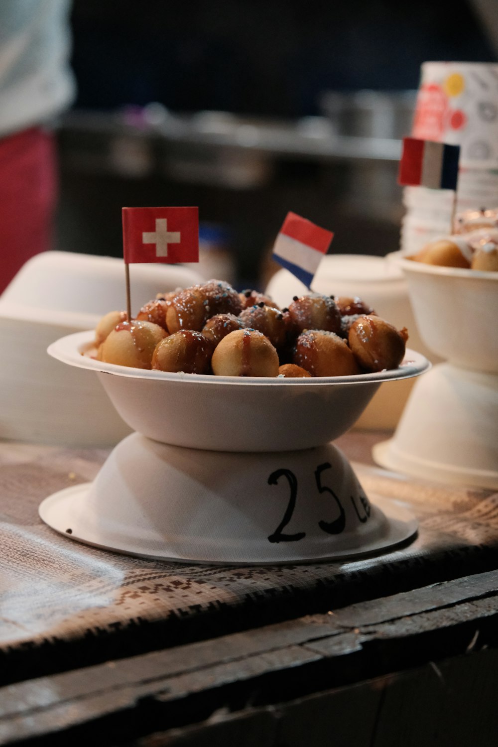 eine Schüssel mit Essen und einer Flagge darauf