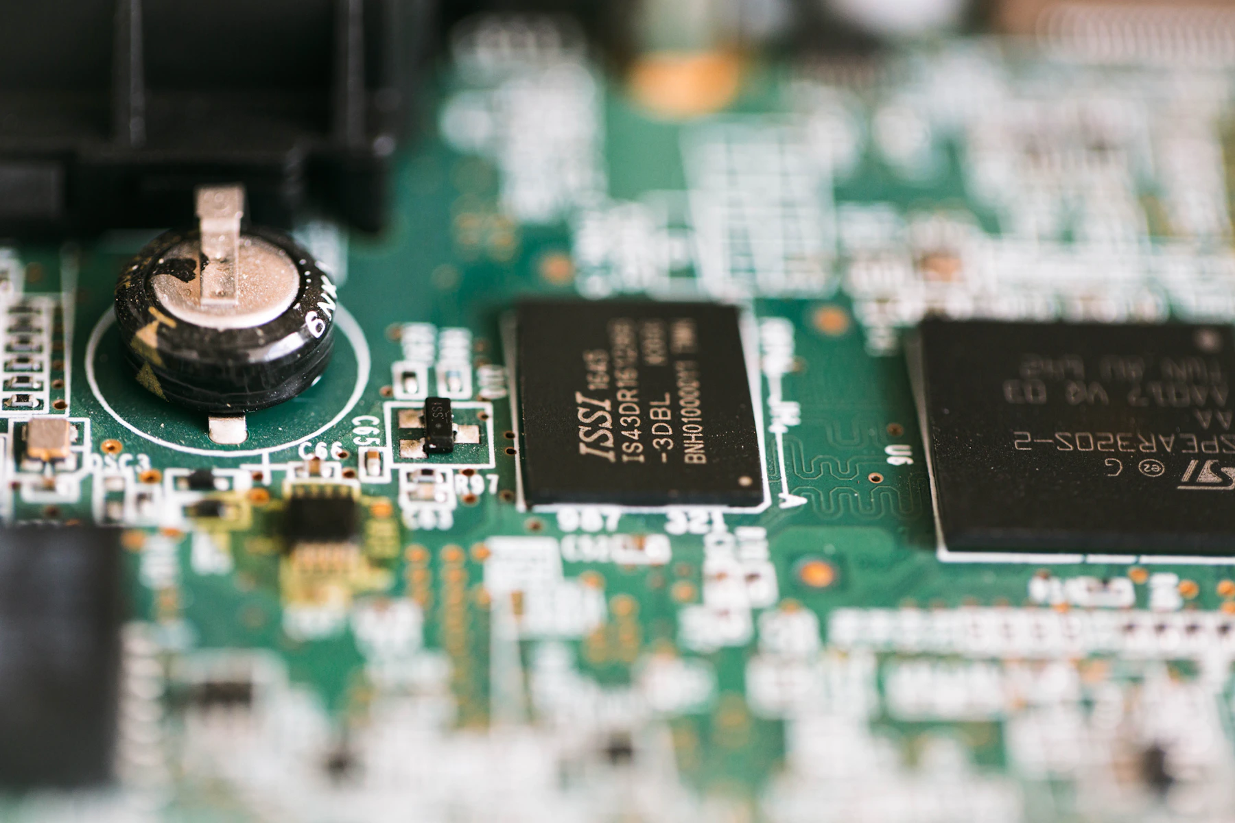 Entegre devreleri ve elektronik komponentleri dizilmiş gerçek baskı devre kartı