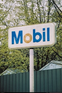 a sign that says idom with a donut on it