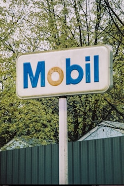 a sign that says idom with a donut on it