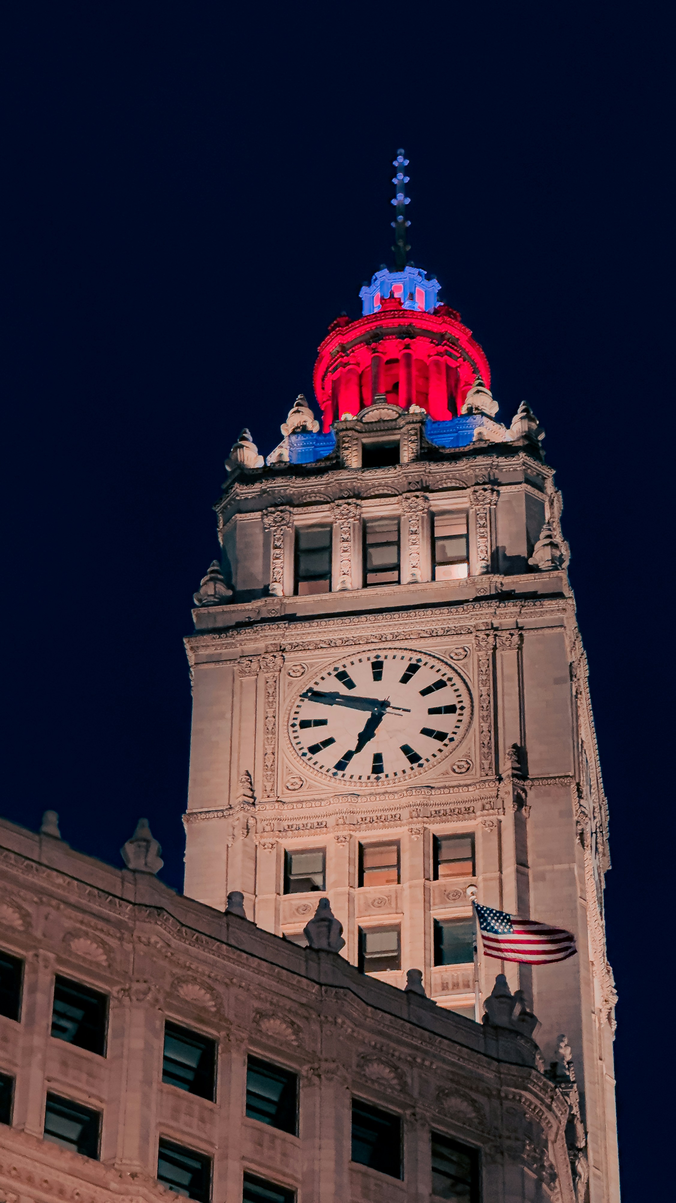 um grande edifício com um relógio no topo dele