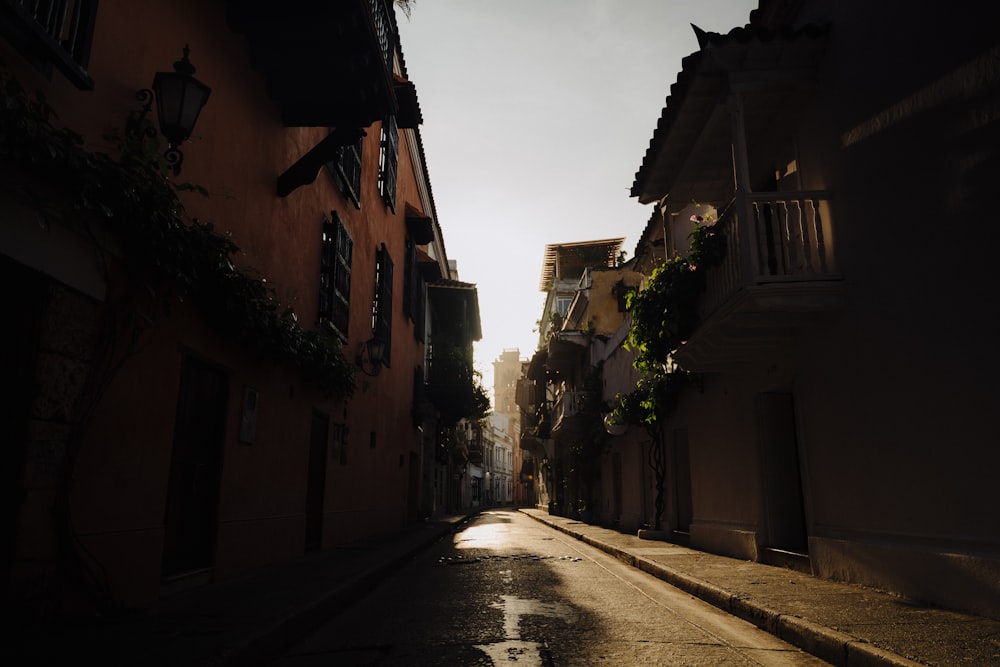 une rue étroite avec des bâtiments des deux côtés