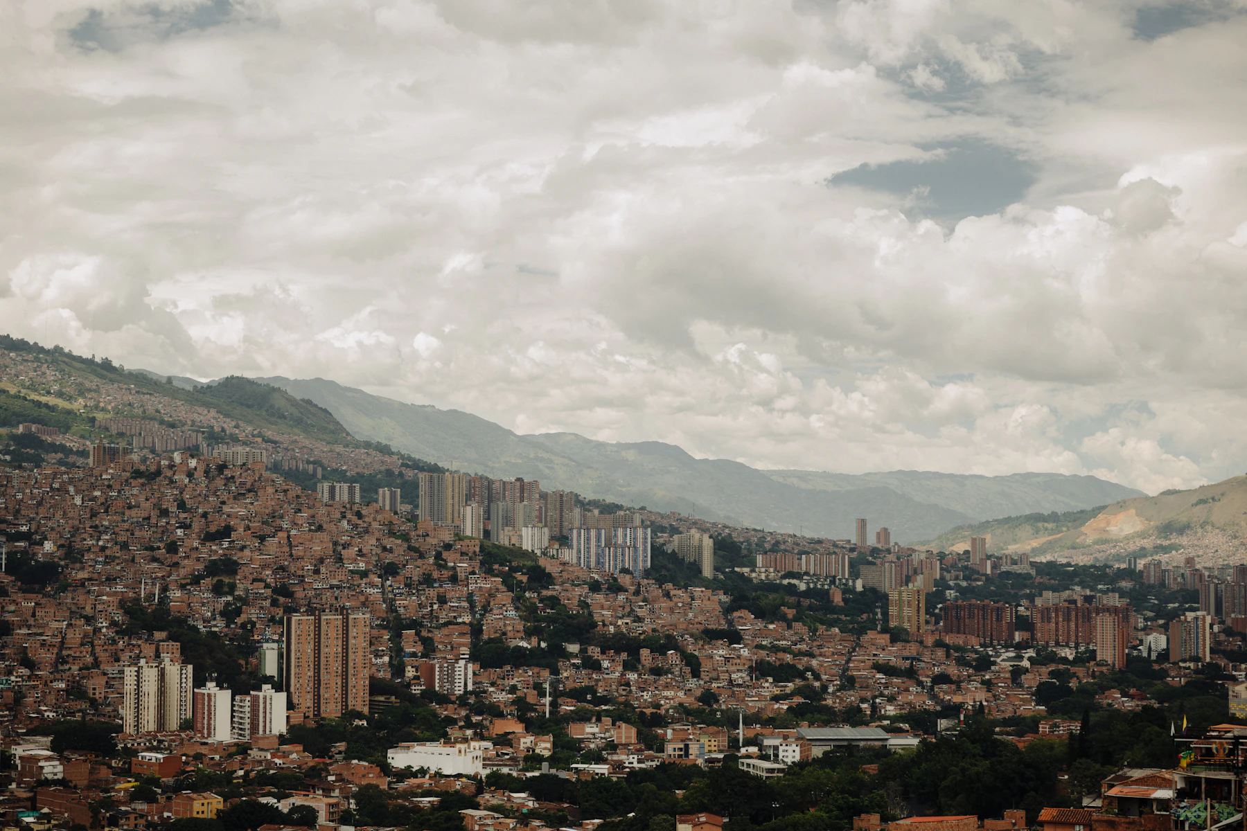 Medellín con las montañas de fondo