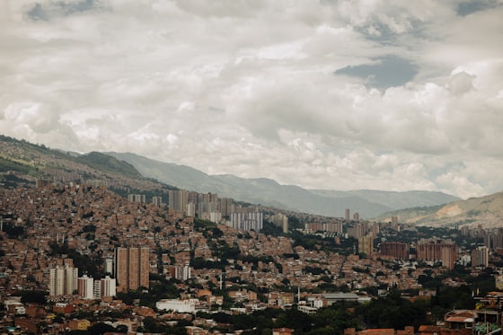 Medellín con montañas