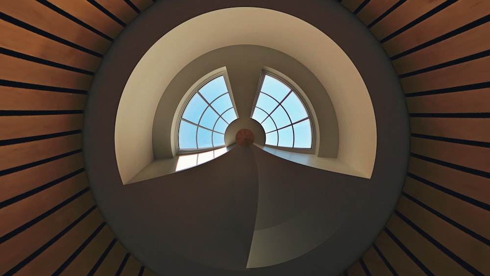 Vue d’une fenêtre circulaire de l’intérieur d’un bâtiment