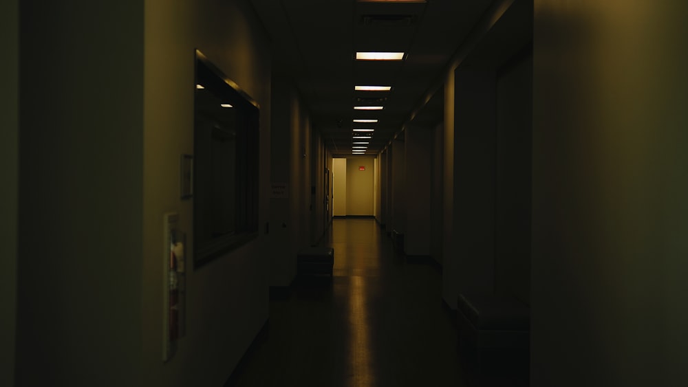 un couloir faiblement éclairé menant à une autre pièce