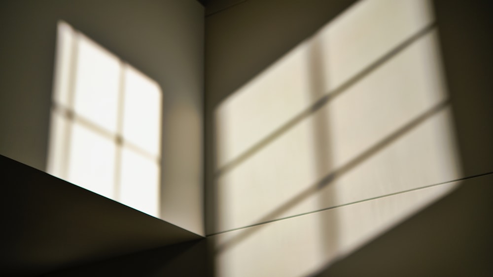 壁の窓の影