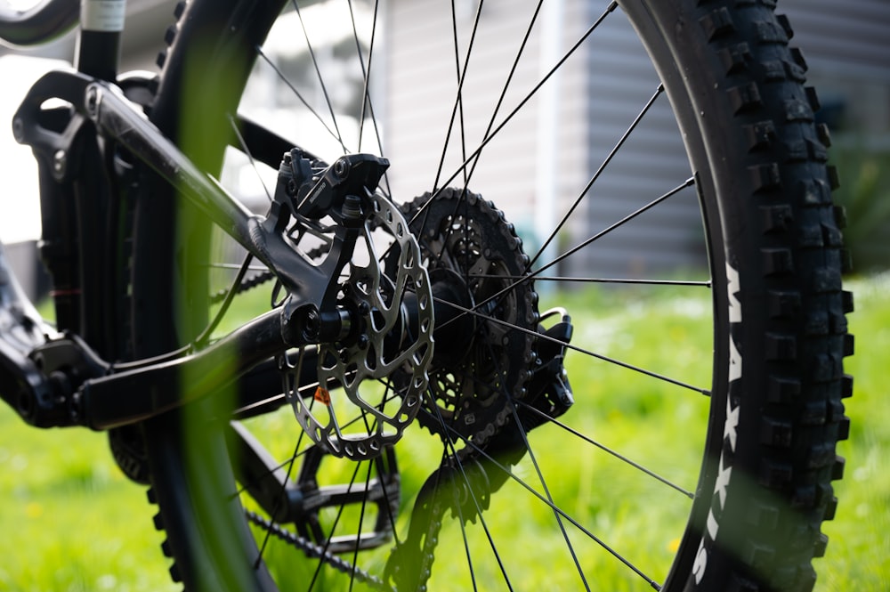 Un primer plano de la rueda delantera de una bicicleta