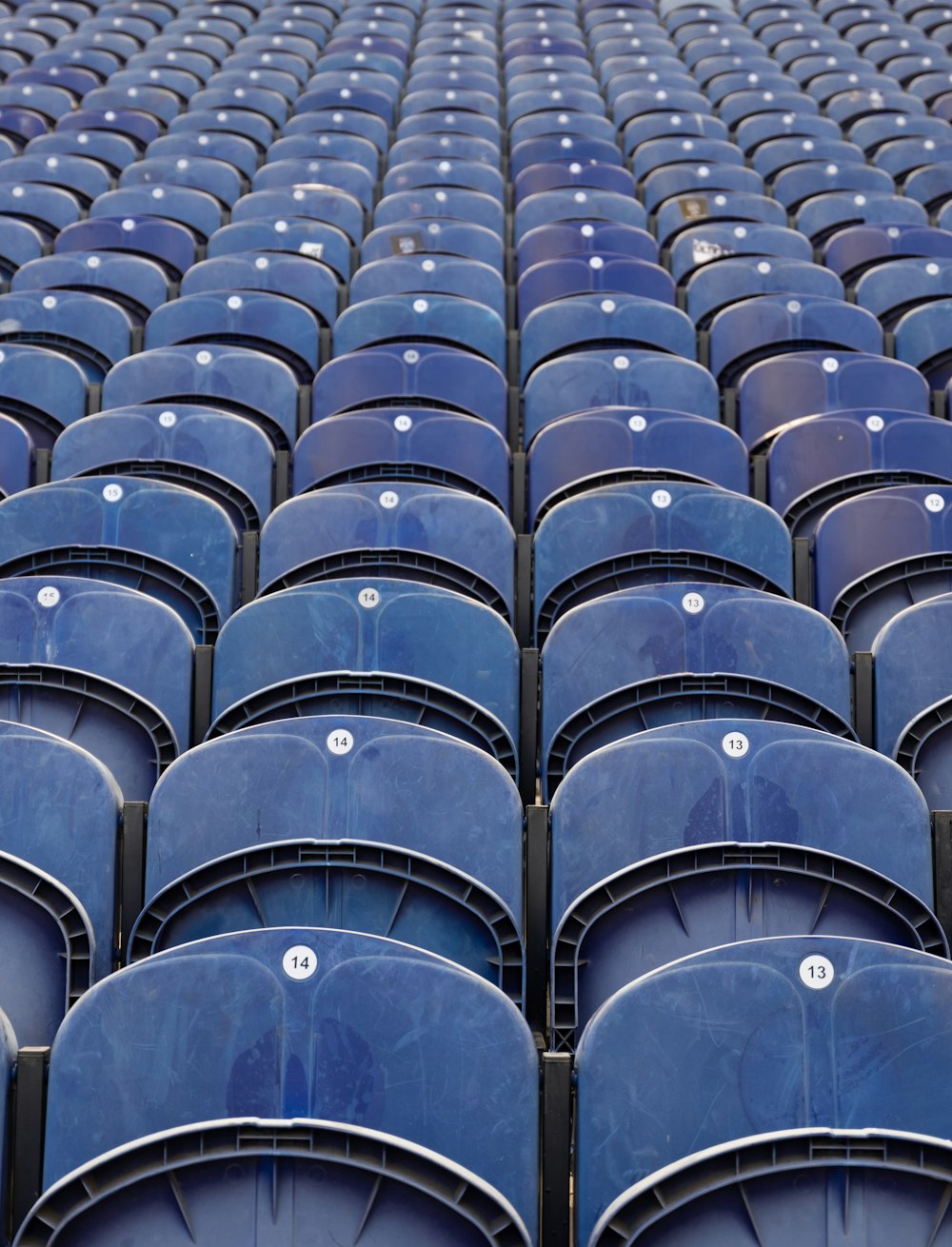 スタジアム内の空の青いスタジアム席の列