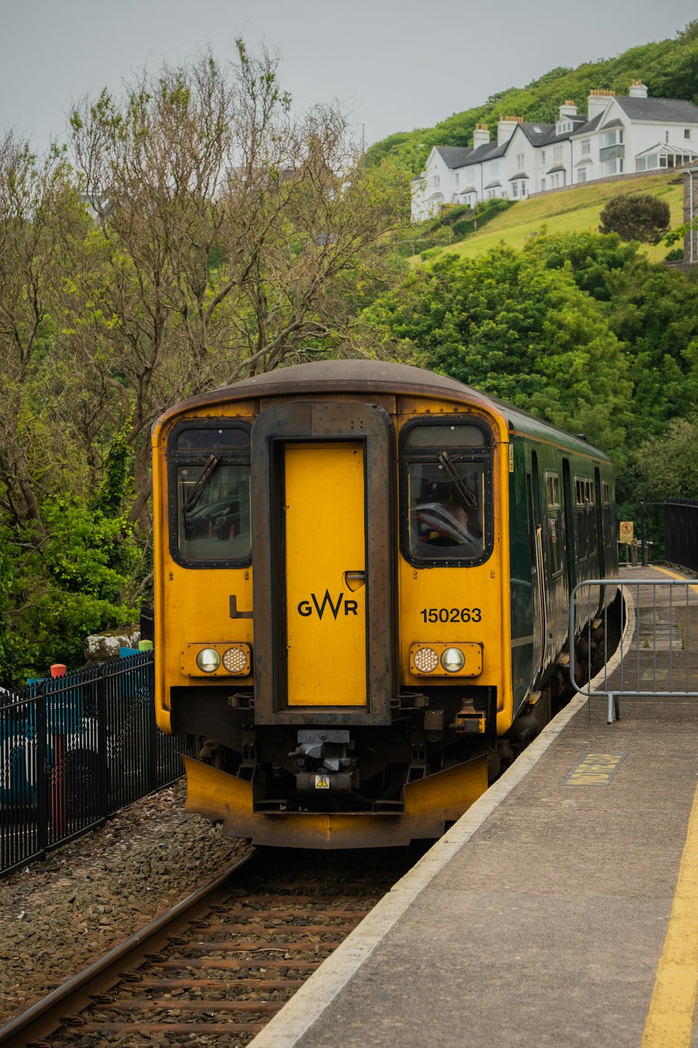 un treno giallo che entra in una stazione ferroviaria