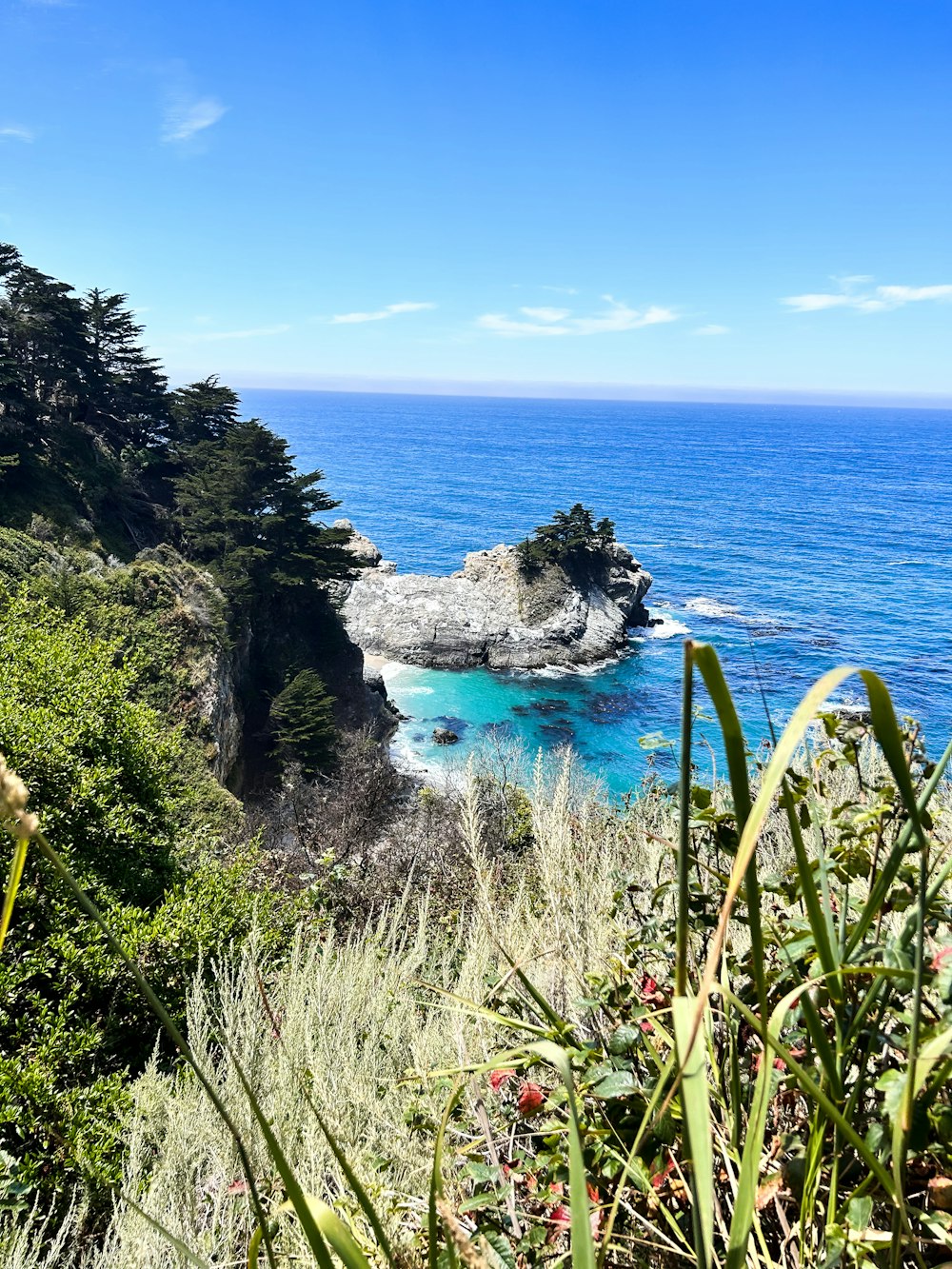 Ein malerischer Blick auf das Meer von einer Klippe aus