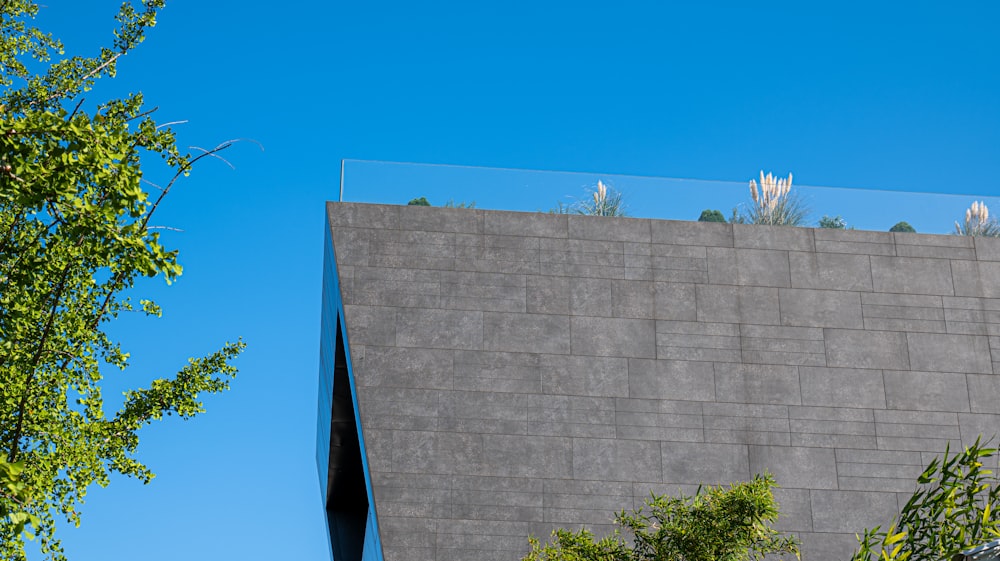 ein Gebäude, vor dem ein Baum steht