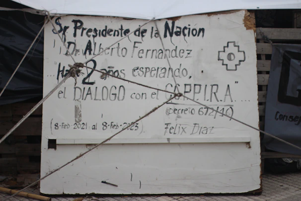 Photo of a handwritten note emphasizing the urgency of resolving the issue.