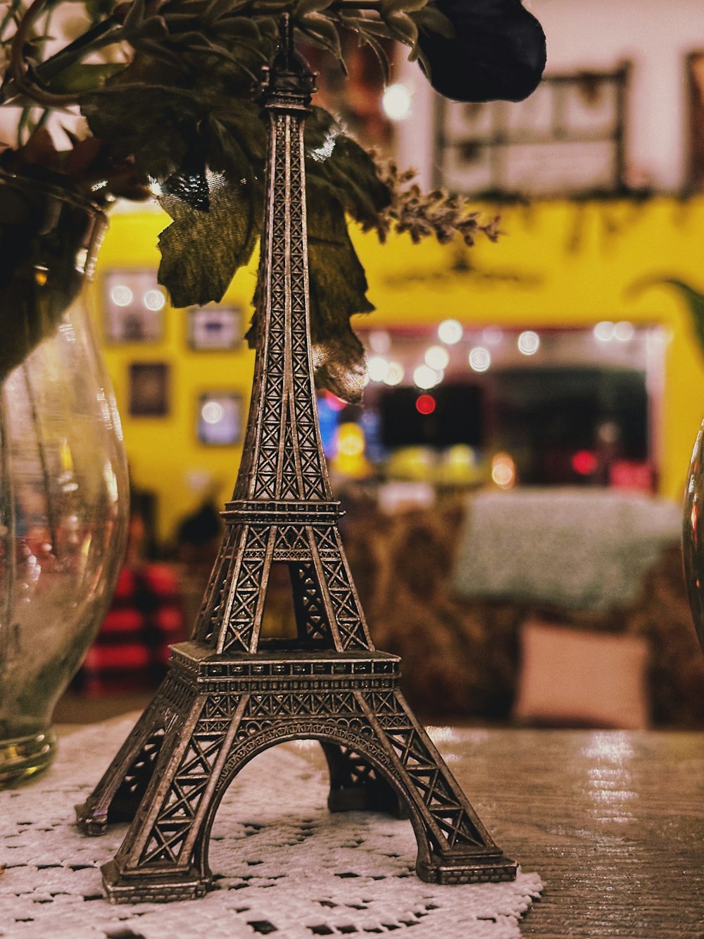 uma torre Eiffel de metal sentada em cima de uma mesa