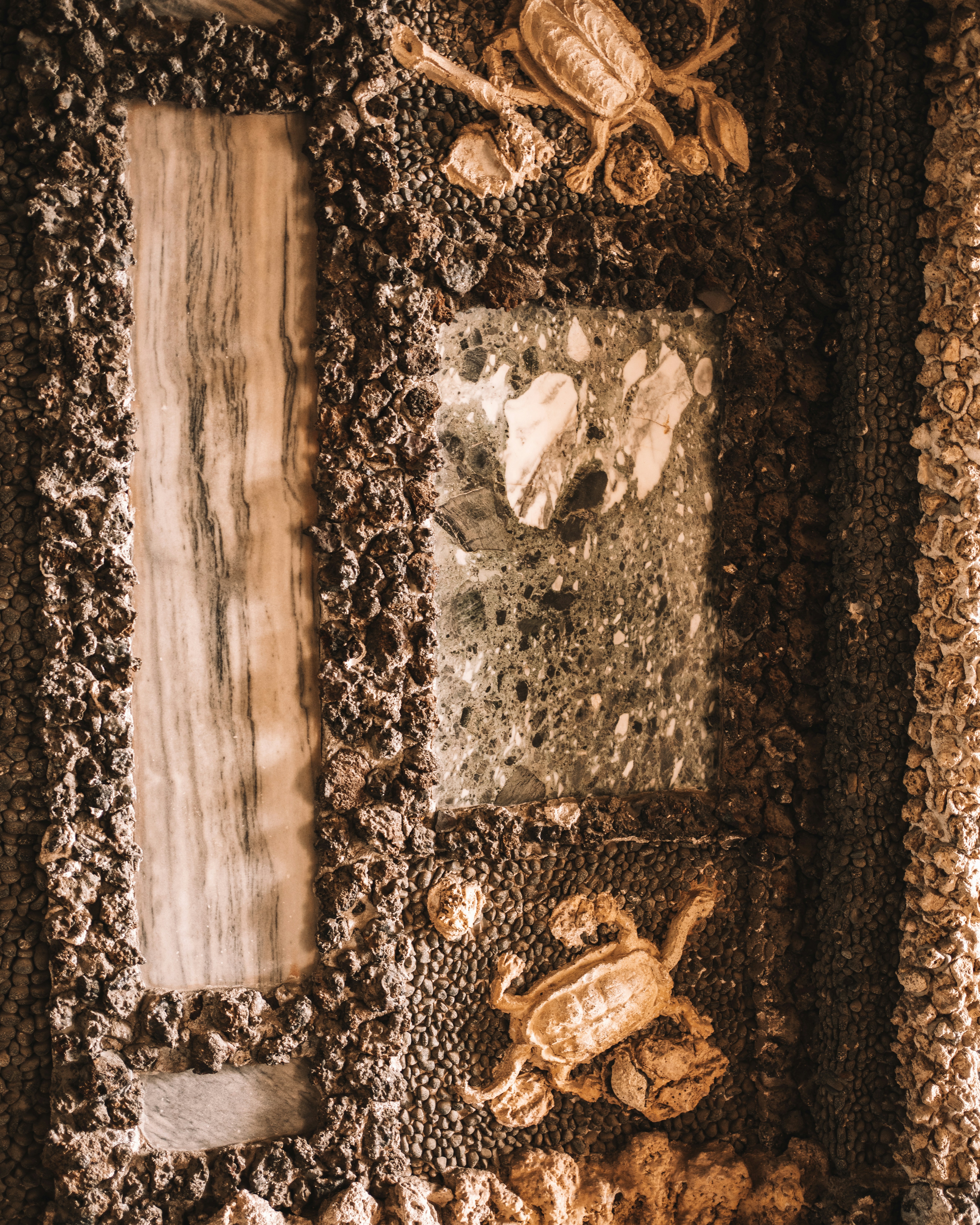 Ein Bild von einem Haufen Zeug in einer Kiste