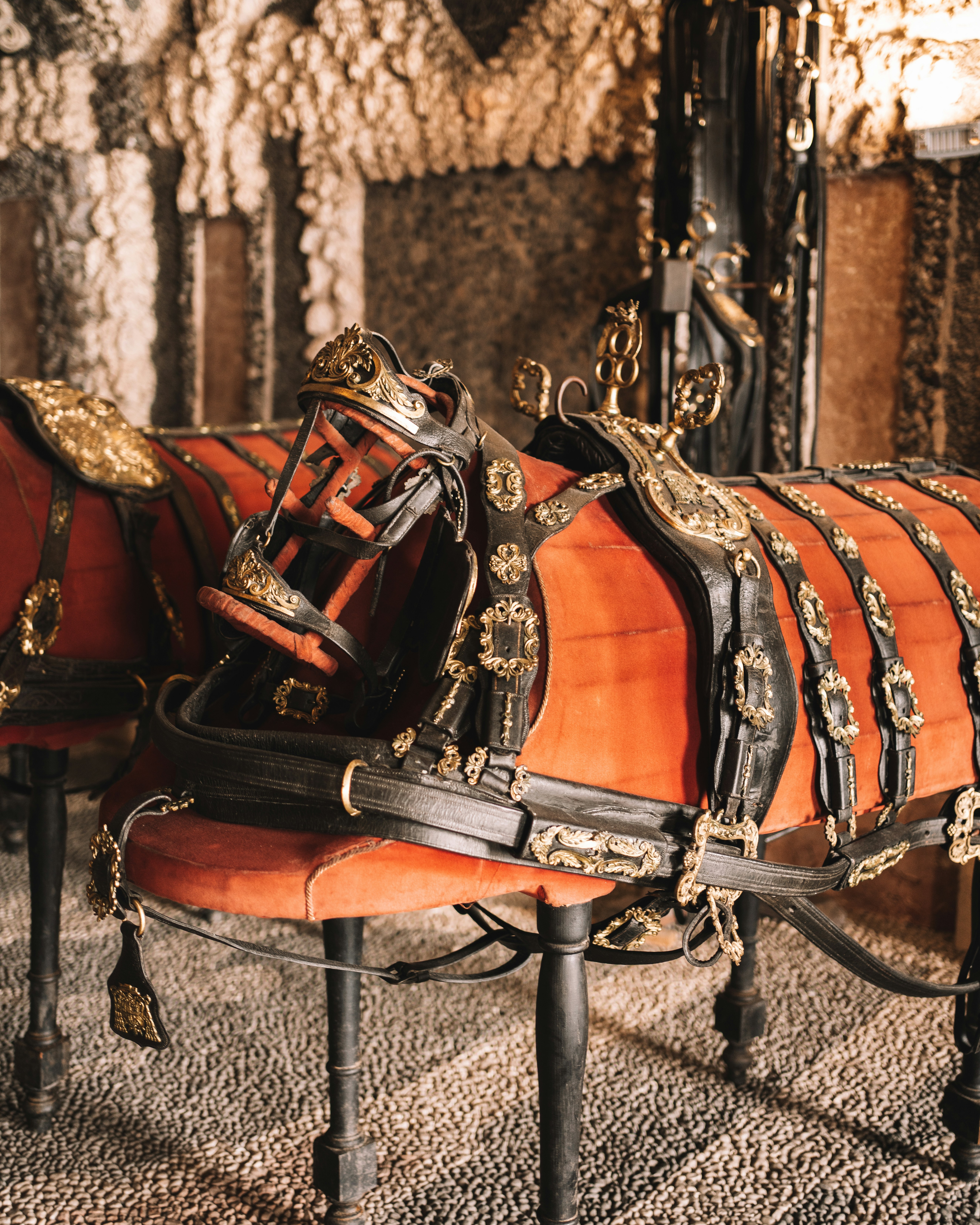 Nahaufnahme einer Pferdekutsche auf einem Teppich