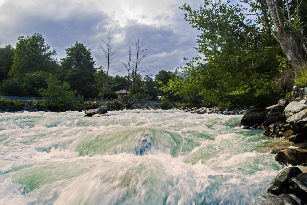 a river that has some rocks in it