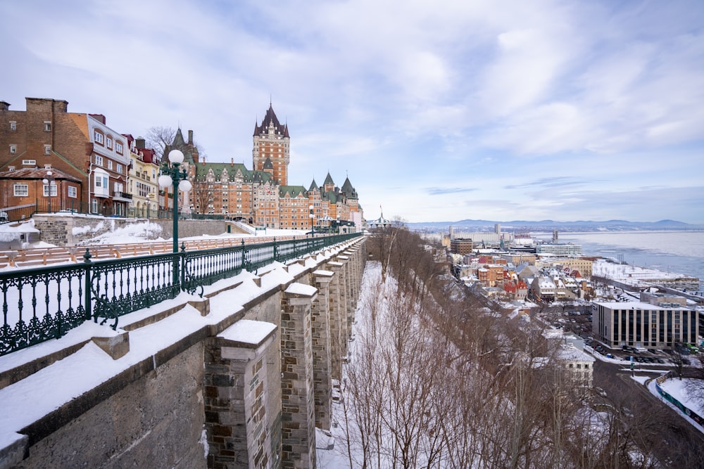 Blick von einer Brücke auf eine schneebedeckte Stadt