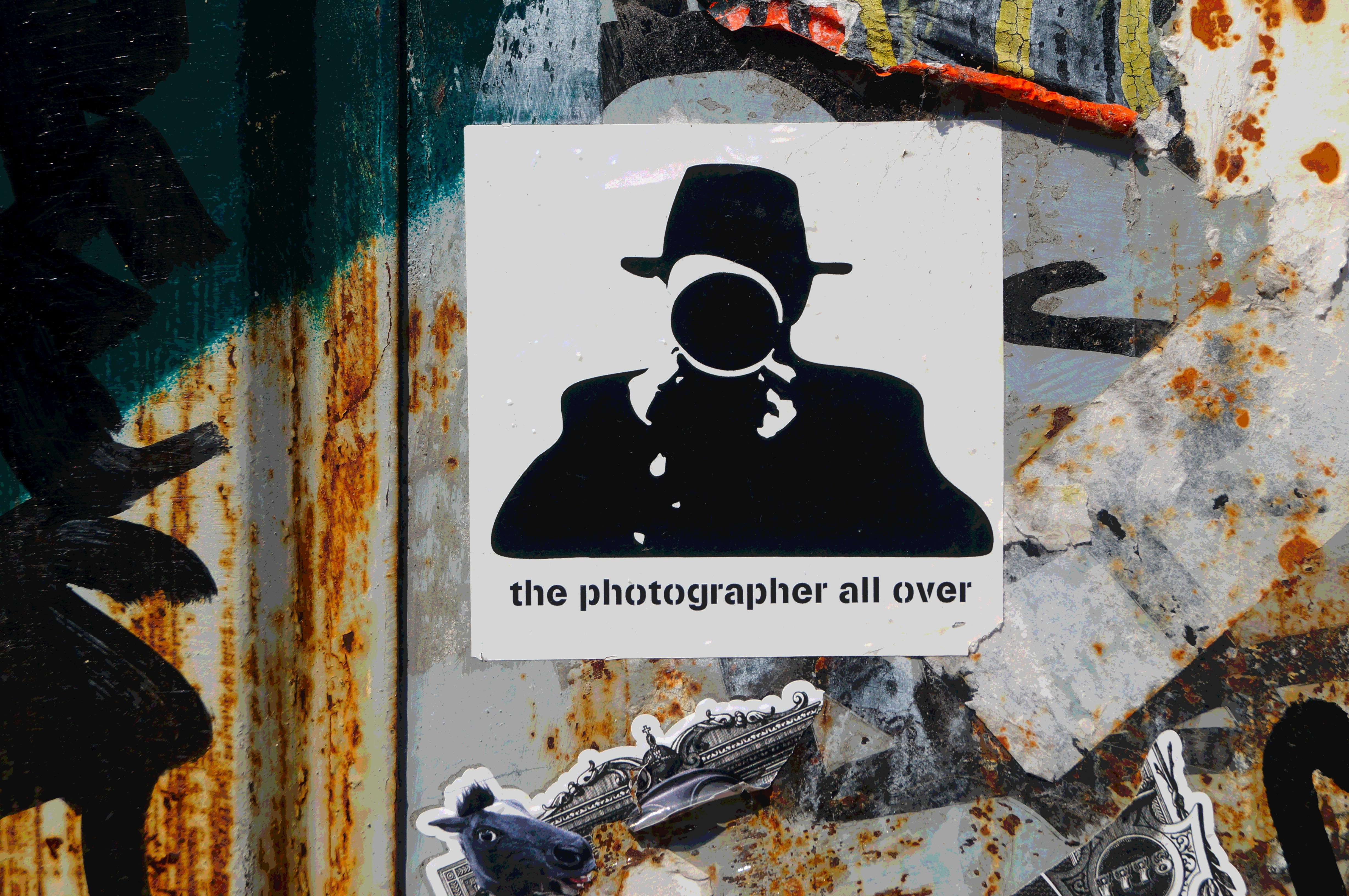 Una foto de un hombre con sombrero y bigote