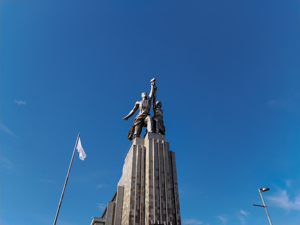 un grand bâtiment surmonté d’une statue