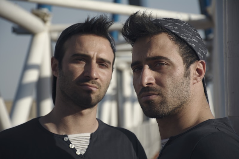 homens juntos lado a lado