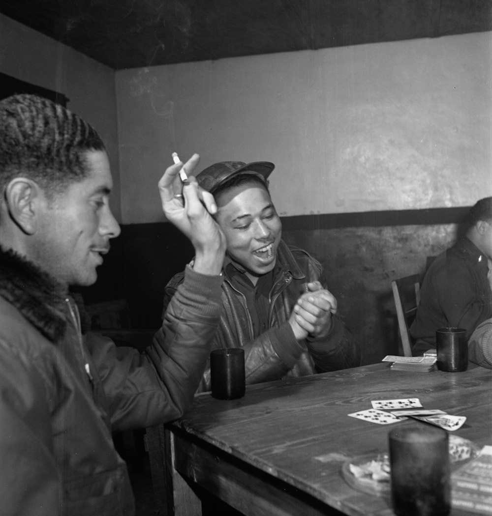 Aviadores de Tuskegee jugando a las cartas en el club de oficiales por la noche] Resumen La fotografía muestra de izquierda a derecha: Walter M. "Mo" Downs, Nueva Orleans, LA, Clase 43-B y William S. "Bill" "Bubblehead" Price, III, Topeka, KS, Clase 44-C.
