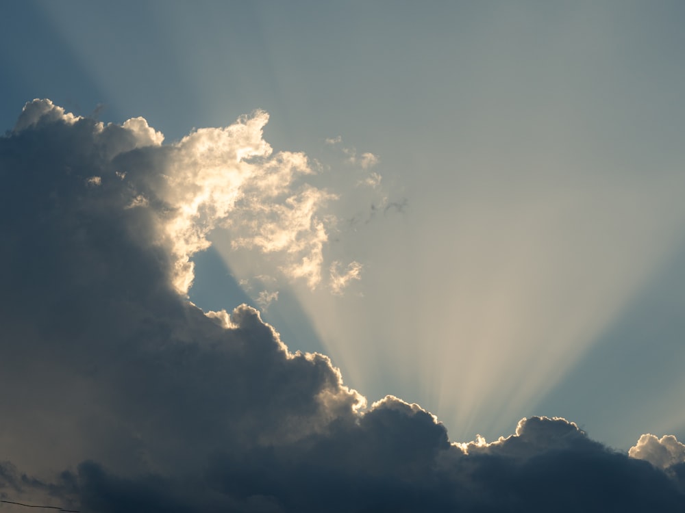 太陽が空の雲を通して輝いている