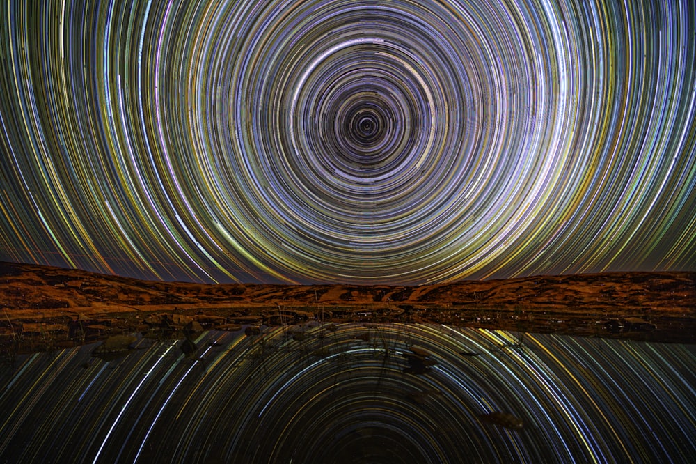 a long exposure photo of a star trail