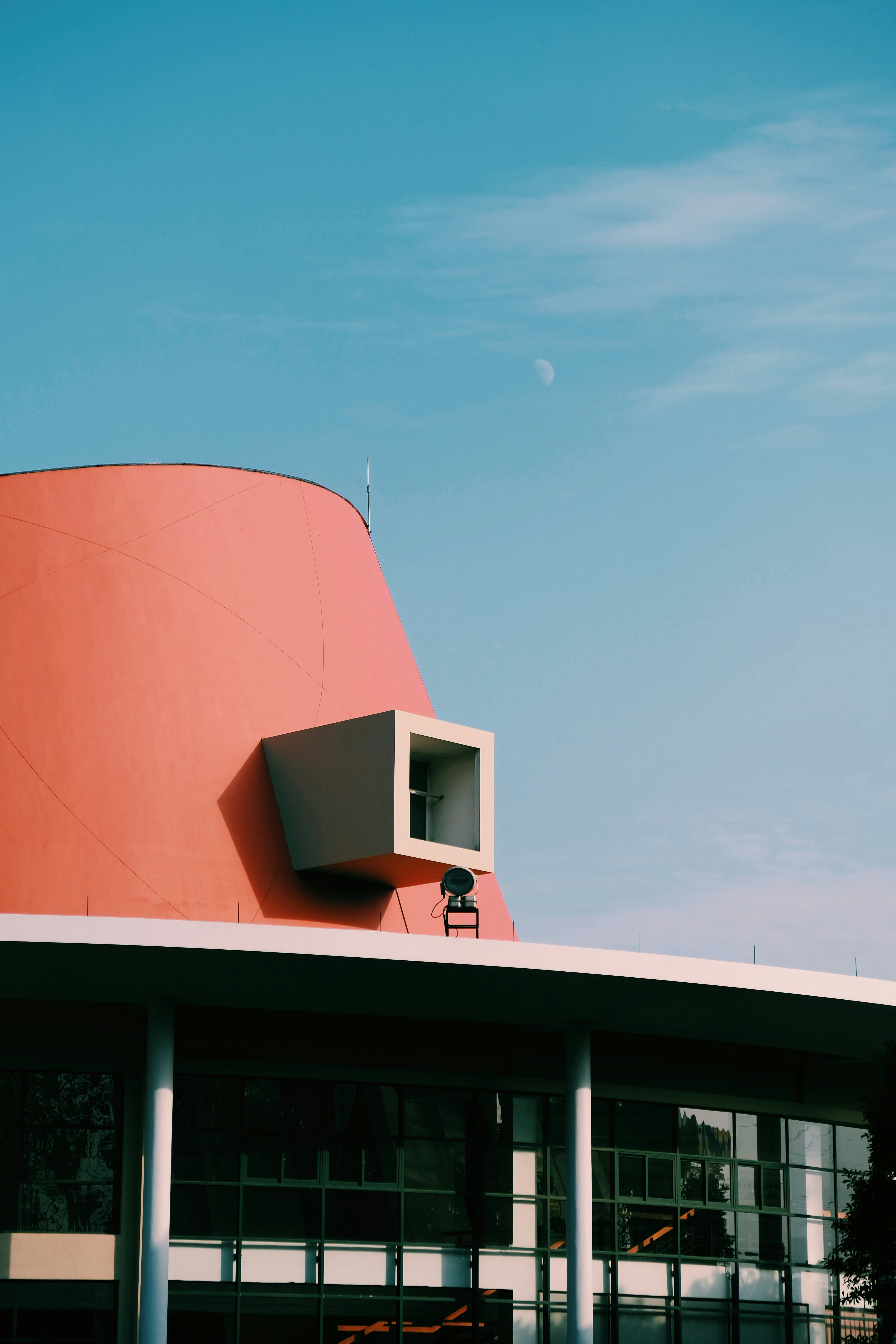 un edificio rosso con un orologio in cima