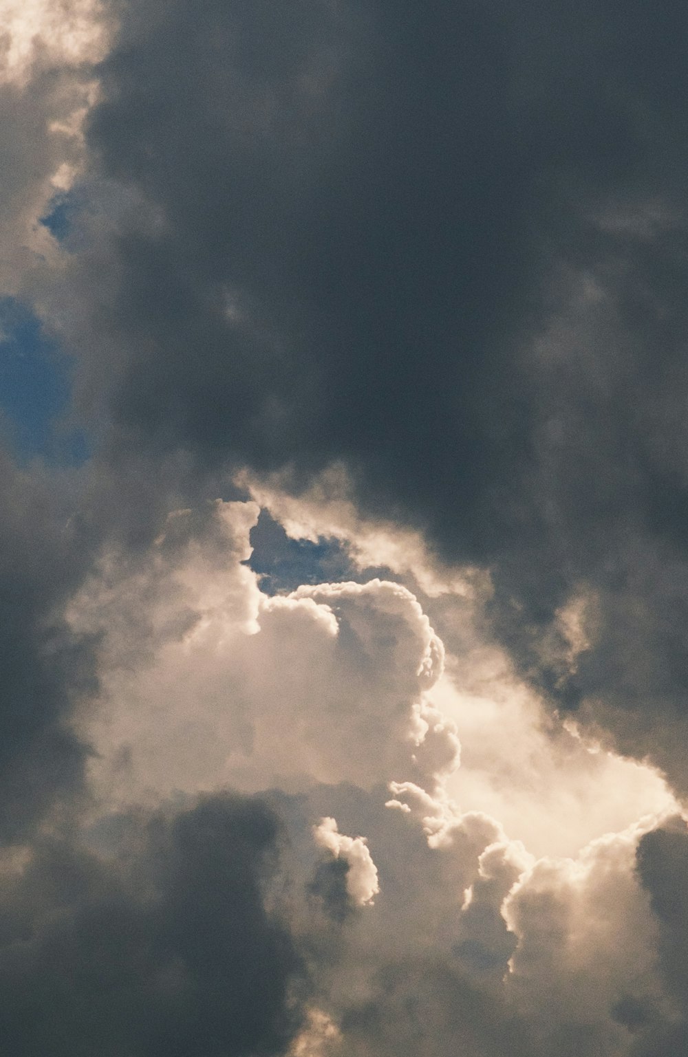 Ein Flugzeug, das durch einen bewölkten blauen Himmel fliegt