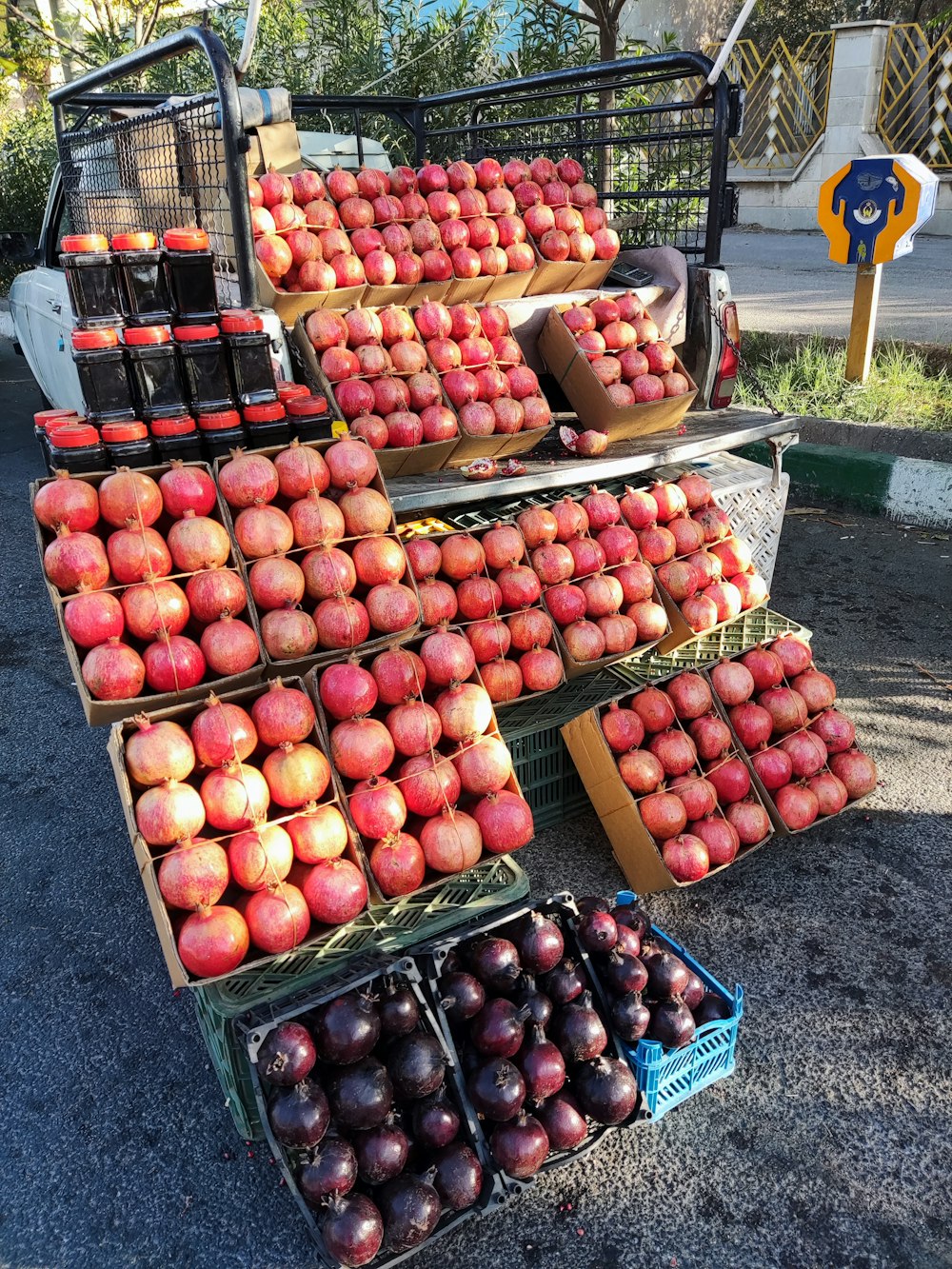 eine Auslage von Äpfeln und Pflaumen zum Verkauf