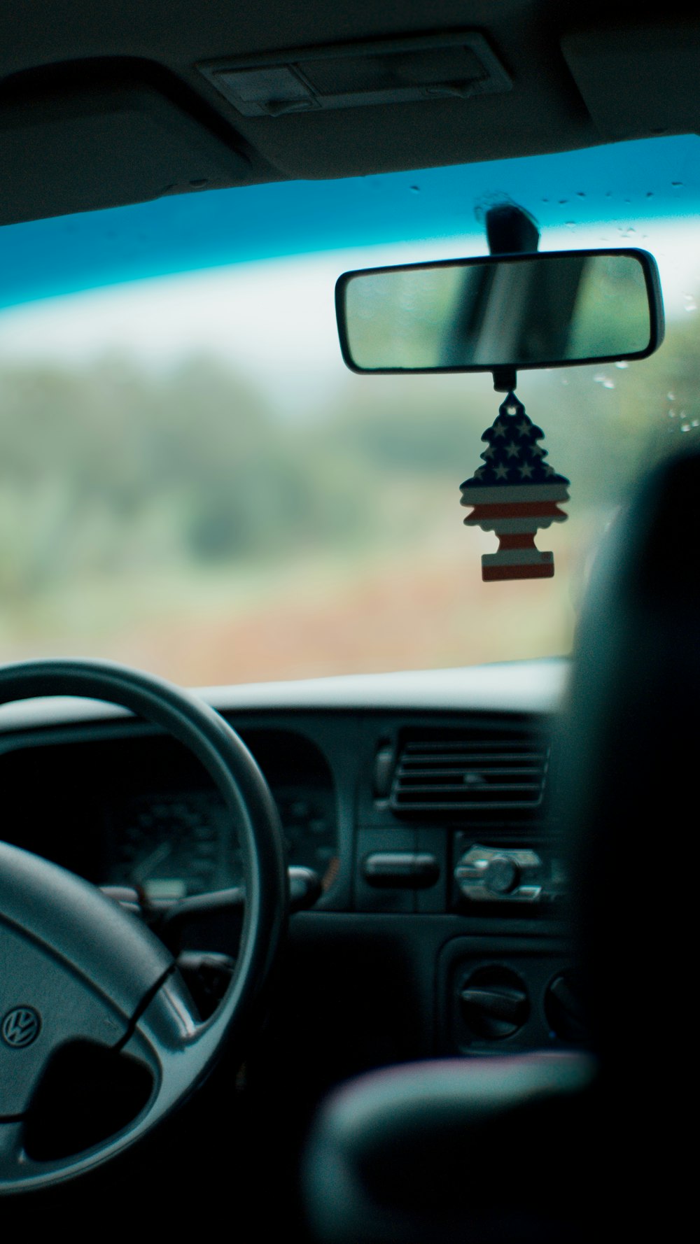 Una vista del salpicadero de un coche desde el interior del vehículo