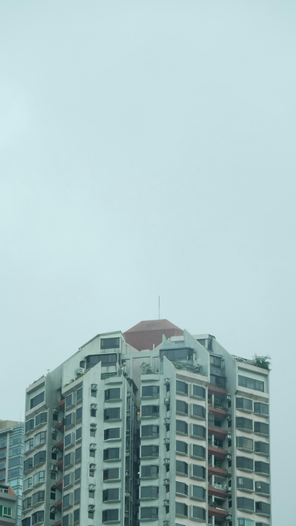 흐린 날에 빨간 지붕이 있는 고층 건물
