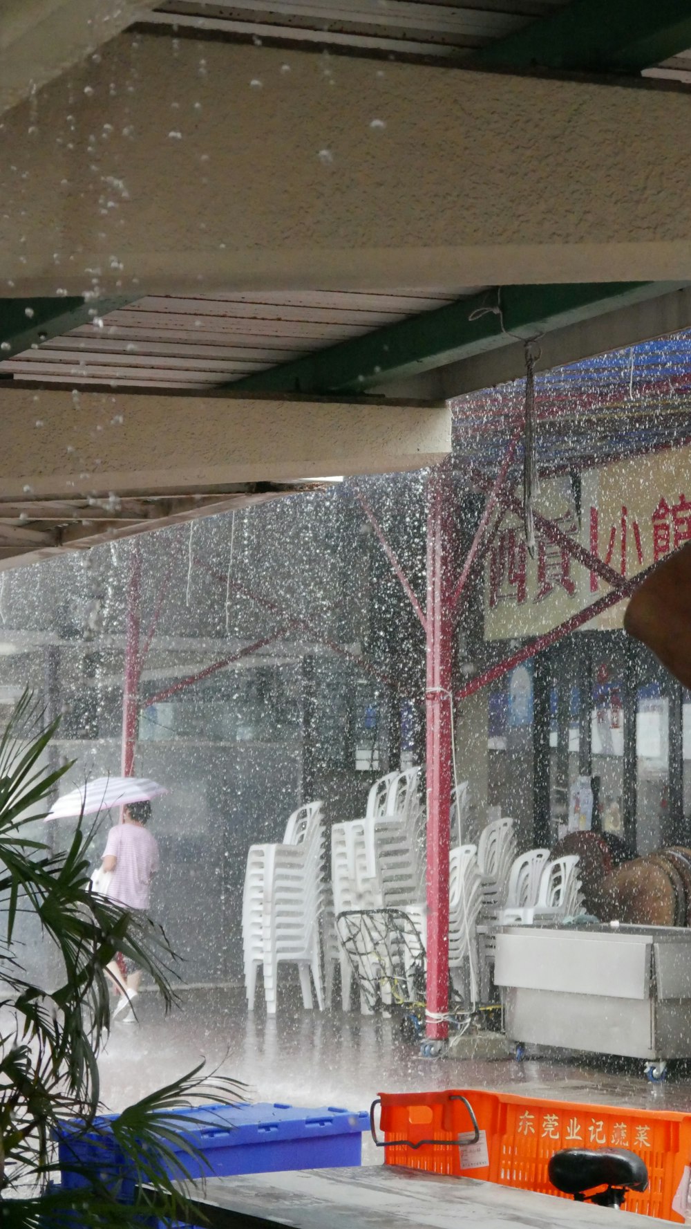 雨の中に立つ傘を持つ女性