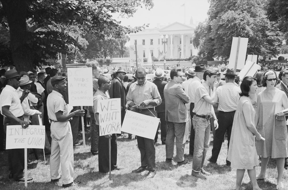 Grupo interracial de personas en una manifestación organizada por el Congreso de Igualdad Racial (CORE) contra la discriminación y en respuesta a la muerte de Medgar Evers frente a la Casa Blanca, Washington, D.C.