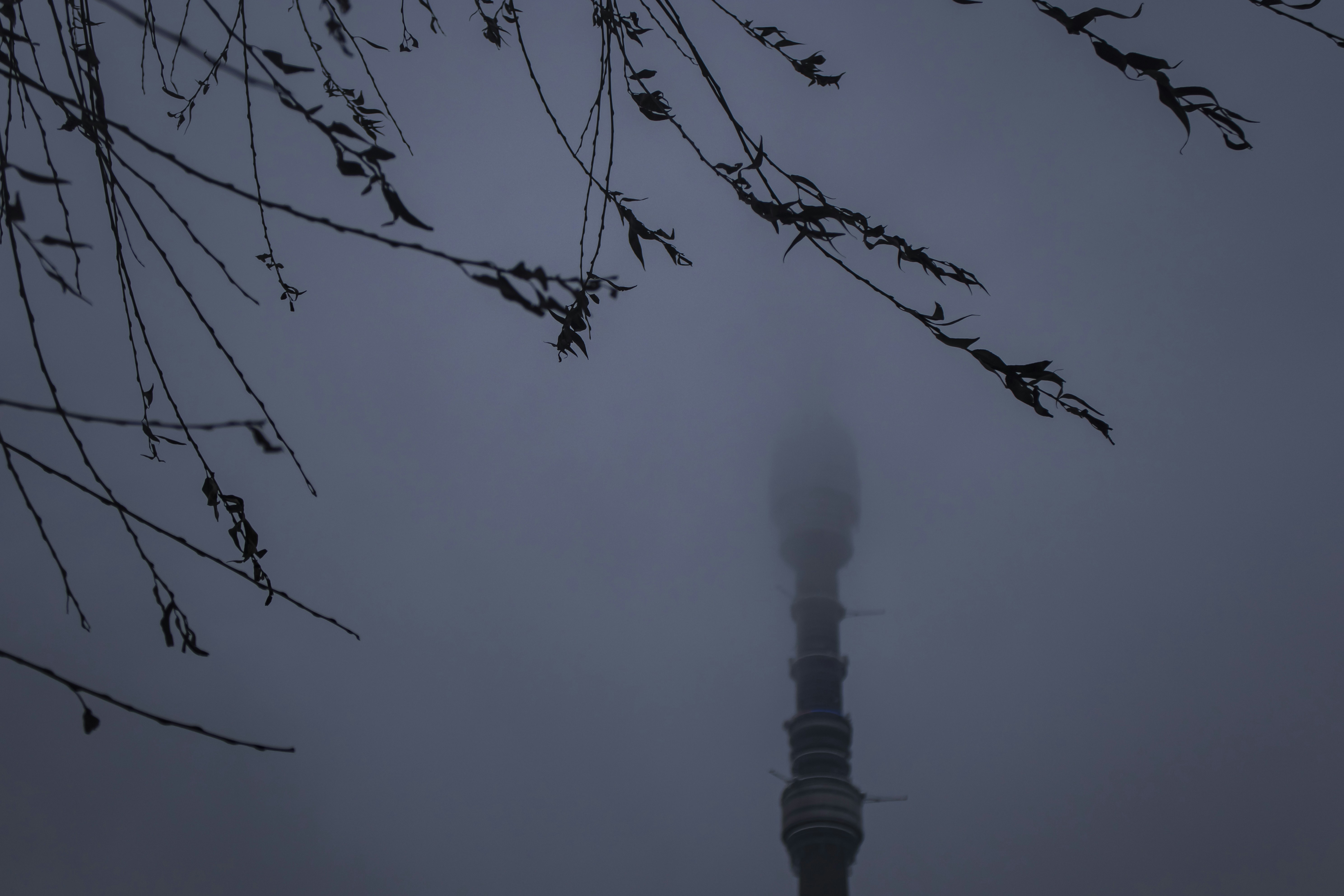 uma torre alta com um relógio ao seu lado