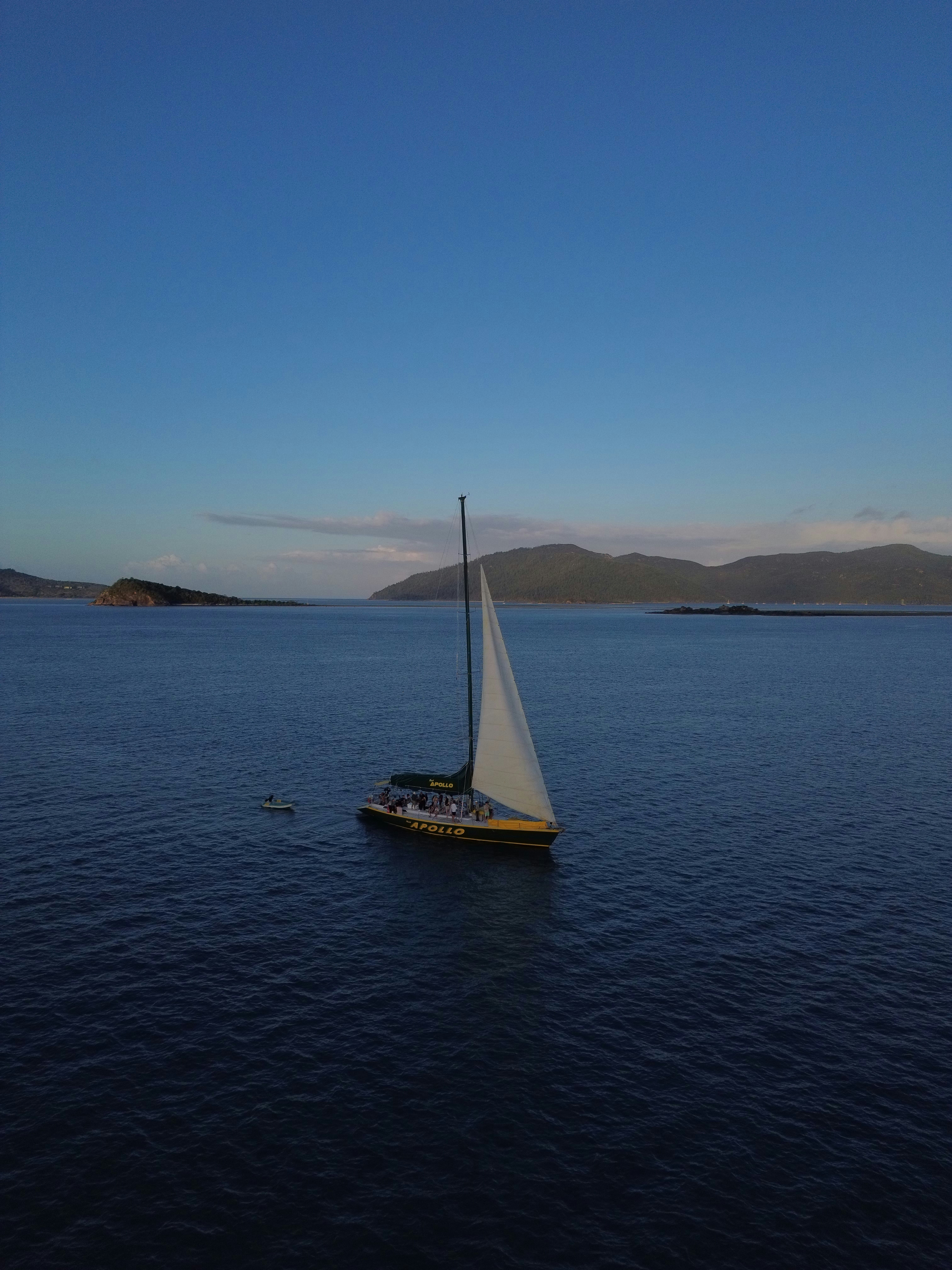 A sailboat in the middle of a large body of water photo – Free ...