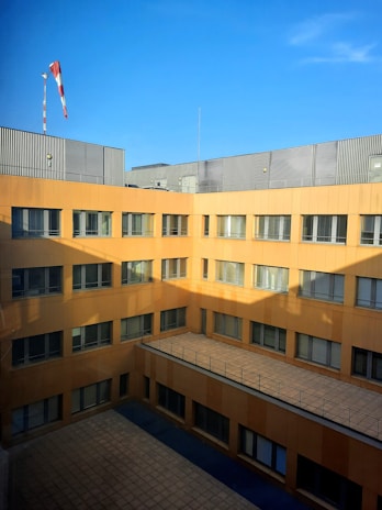 Exterior view of Z Kuşağı Kurs Merkezi building in Defne Sümerler neighborhood on a sunny day