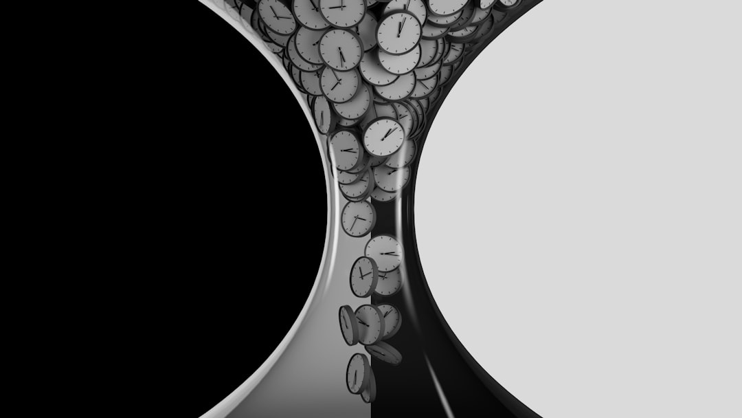 a black and white photo of a vase,