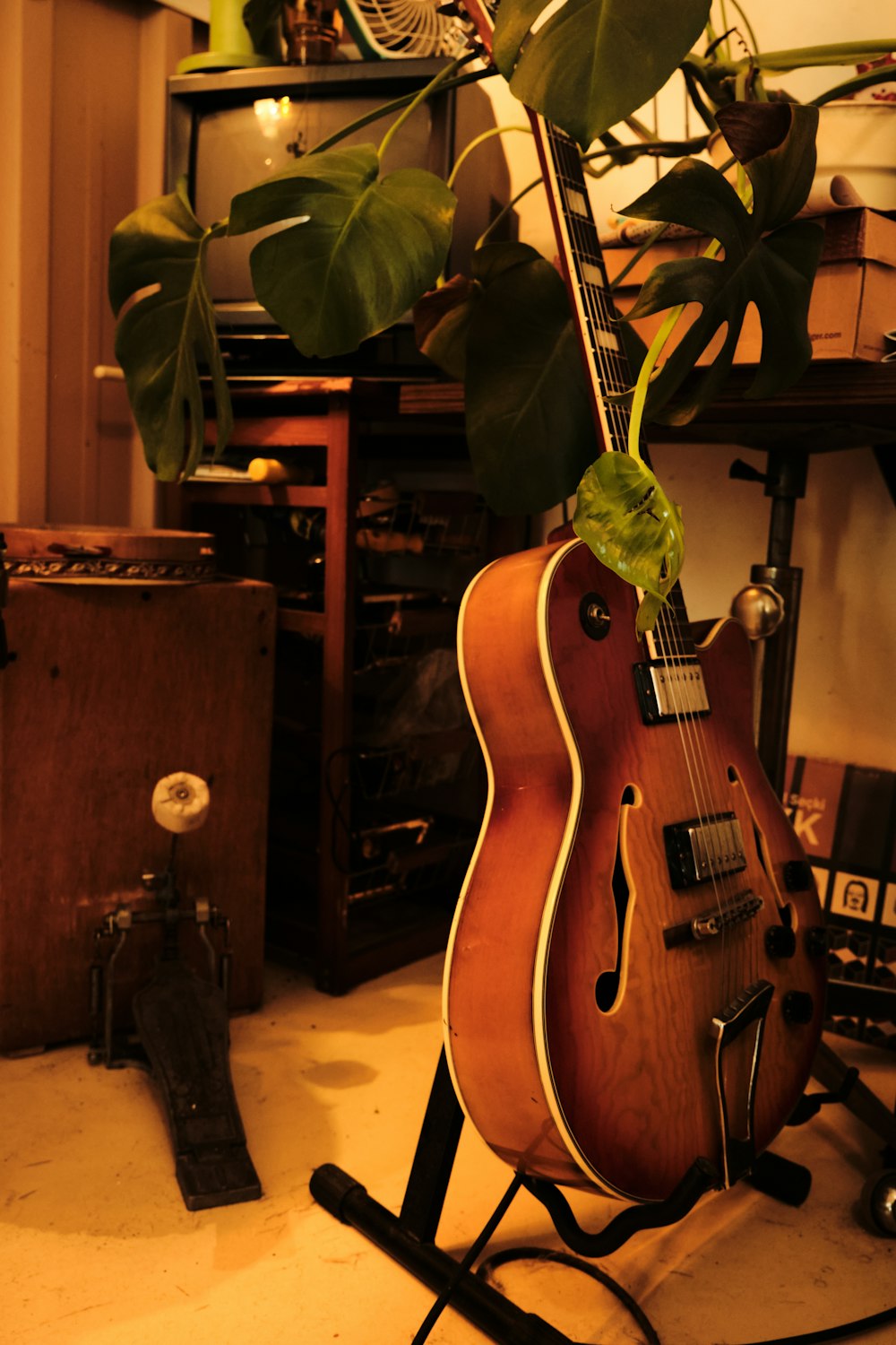 uma guitarra sentada em um suporte em uma sala