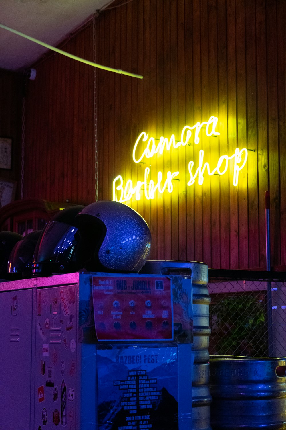 a neon sign that reads, comer baub shop